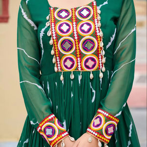 Vestido largo Kurti de seda elegante de diseñador Navratri indio para mujer, trabajo de espejo, borde de encaje, ropa de fiesta de estilo pakistaní indio - Product Image 1