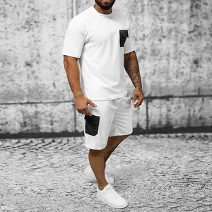Conjunto de dos piezas de ropa de calle informal de verano para hombre, camiseta sólida con cuello redondo y bolsillos de parche y pantalones cortos, pantalones activos - Product Image 3