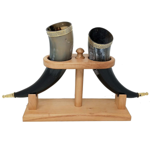 Ensemble de corne à boire Viking artisanal avec support en bois tasses à corne médiévale avec garniture en laiton et présentoir corne de buffle - Product Image 1