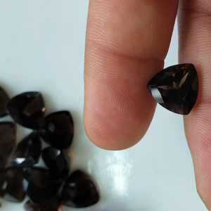 ควอตซ์สโมคกี้ธรรมชาติ 11 มม. ทรงทริลเลียนคัท คุณภาพดีที่สุด พลอยหลวมสำหรับทำเครื่องประดับ รีดดิ้งเมาน์เทน เจมส์ R11SMQTRLCT11 - Product Image 1