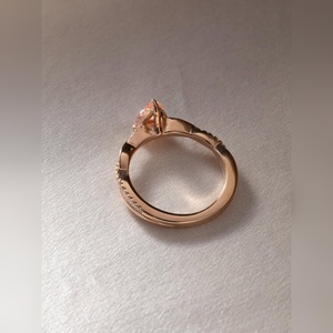 Anillo de Moissanita Rosa en Forma de Pera Chapado en Oro de 10K, 14K y 18K, Plata y Platino, con Detalles de Diamantes, Engaste Trenzado, Precio de Fábrica - Product Image 1