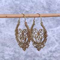 Boucles d'oreilles ethniques en laiton plaqué or, bijoux floraux classiques et festifs, créoles traditionnelles pour femmes, fabriquées en Inde, sans pierres, livraison rapide
