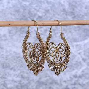 Boucles d'oreilles ethniques en laiton plaqué or Bijoux classiques de fleurs de fête avec anneaux traditionnels pour femmes - Product Image 1