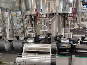 Machine de remplissage automatique de canettes en aluminium Équipement de remplissage à grande vitesse de boissons pour boissons gazeuses Bière disponible à la vente - Product Image 3