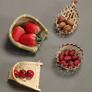 Cesta de bambú minisize única, Mini cesta de almacenamiento de alimentos tejida a mano, organizador de artesanía rústica para el espacio doméstico, decoración de cocina - Product Image 1