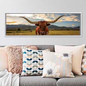 Toile d'art imprimée élégante : décoration murale style ferme avec vache Longhorn, toile encadrée blanche - Product Image 1