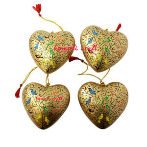 Adornos de papel maché pintados a mano, decoración de Navidad con forma de corazón - Product Image 6