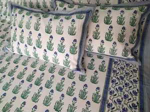 Draps de lit 100% coton faits sur mesure dans différents designs et différentes tailles en tissu de base jaune et joli imprimé de fleurs. - Product Image 5