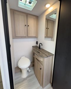 Remolque de Viaje Mini Caravana 4x4 de Alta Calidad, Capacidad de Carga de 6000 lb, Características de Confort Exclusivas para Aventuras al Aire Libre Inolvidables - Product Image 4