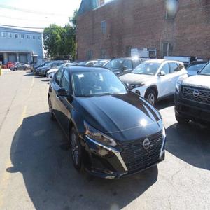 Nissan Altima 2023 en parfait état - Product Image 1