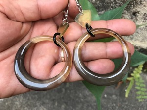 Pendientes de botón de cuerno tallado a mano con motivo floral de diseño contemporáneo con efectos de mármol para un toque femenino - Product Image 6