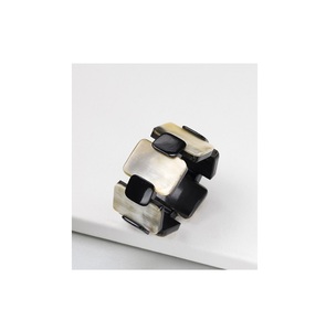 Fabricante de brazaletes de cuerno de forma redonda de la India a la venta brazaletes de cuerno de vaca de buey personalizados con artesanías hechas a mano de gran tamaño de latón - Product Image 2
