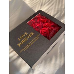 Scatola regalo con rose