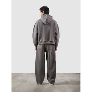 Camiseta Utilitaria para Hombre en Gris Granito, Corte Holgado con Diseño de Bolsillo, Hecha de Tela de Felpa Francesa 100% Algodón - Product Image 1