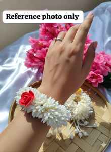 Gajra de Flores de Espuma con Borla de Perlas, Gajra de Jazmín para Bodas Haldi/Mehendi, Pulsera Floral para Mano/Muñeca, Dholki, Recuerdo de Nikah - Product Image 2