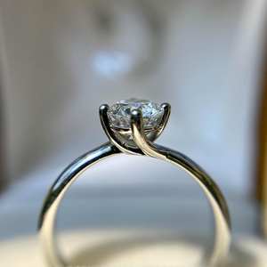 Anillo de compromiso solitario CZ blanco de corte redondo de 6mm, joyería de boda de plata 925, anillo personalizado CZ para regalos - Product Image 2