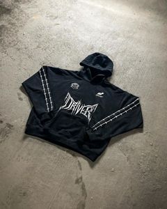 ชุดฮู้ดดี้และกางเกงจ็อกเกอร์เย็บลายสไตล์โกธิคของชมรมนักศึกษากรีก สีดำ สำหรับลุคสุดเท่ในมหาวิทยาลัยและแฟชั่นพี่น้องนักศึกษา พร้อมลายพิมพ์เทคนิคพิเศษ - Product Image 3