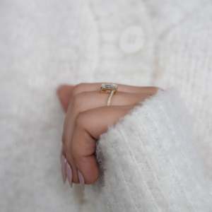 Anillo de Compromiso Romántico con Diamante de Laboratorio de Corte Radiante, Banda Bypass, Joyería de Platino con Baño de Rodio, Tecnología de Incrustación Fina, Promesa 2.600 - Product Image 1