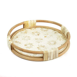 Plateau en rotin multifonctionnel personnalisable avec incrustations de nacre et base en bois, diamètre 50 cm, hauteur 10 cm, pour rangement domestique - Product Image 1