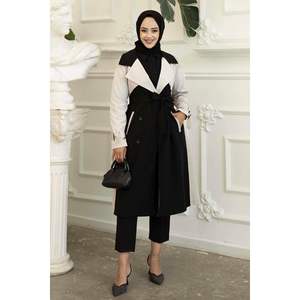 Gabardina con detalle de botones de dos tonos para mujer en negro - Product Image 1