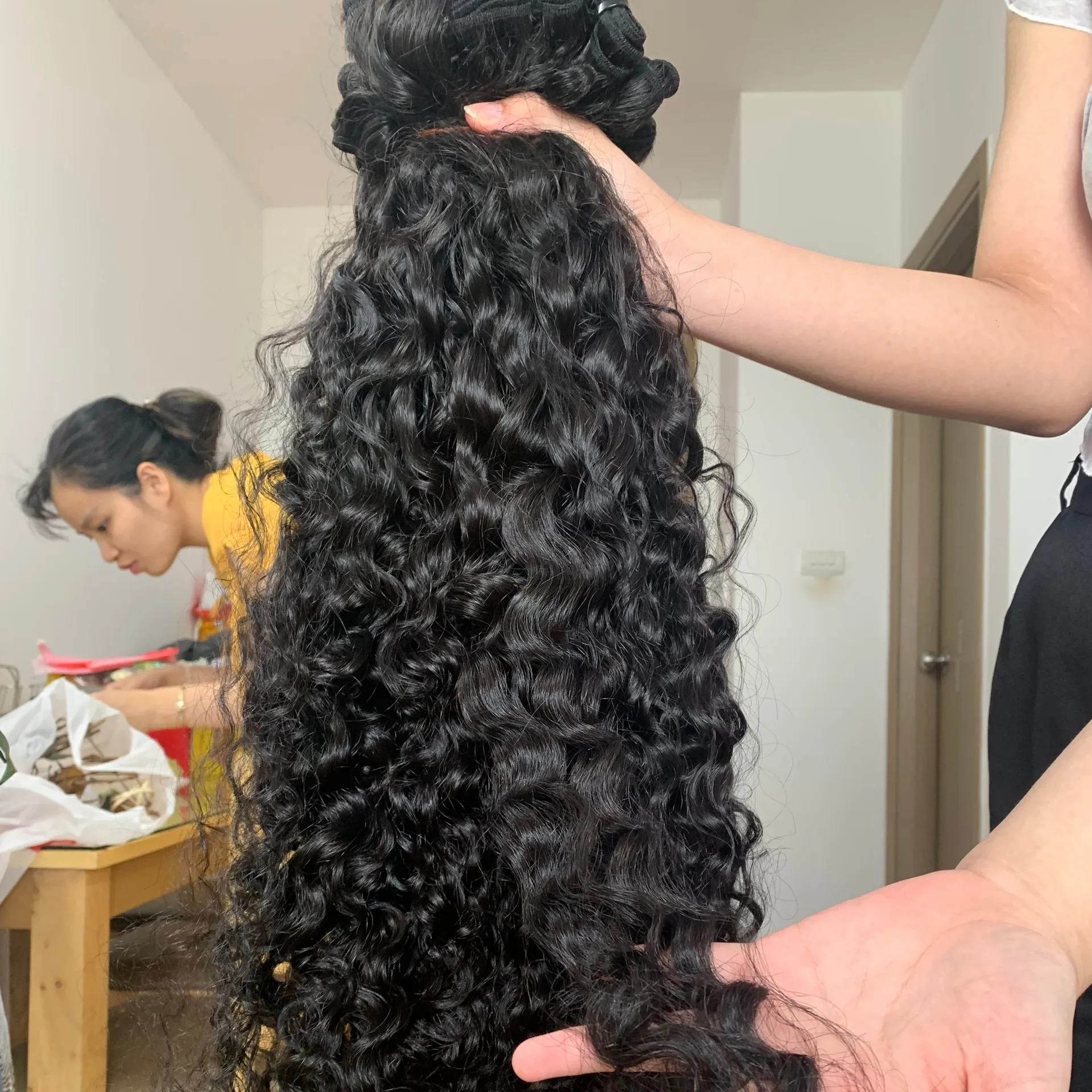 Prix le moins cher Paquets de cheveux bouclés birmans bruts vierges non transformés de haute qualité Extensions de cheveux humains, pas d'enchevêtrement pas de perte