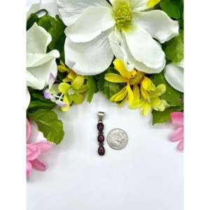Colgante Navajo Hecho a Mano con Bisel de Concha de Ostra Espinosa Morada en Plata de Ley, Tecnología Única de Incrustación en Bisel - Product Image 2