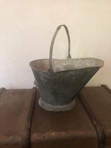 Seau à charbon classique en fer de gros calibre avec structure en fer solide pour une manipulation sûre et sans dégâts du bois de chauffage et des cendres - Product Image 4