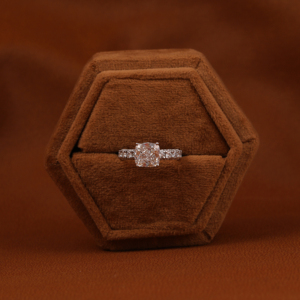 Anillo de Diamantes de Oro Sólido de 14 Quilates con Corte Cojín de 3.0 Quilates, Gema Verde Cultivada en Laboratorio y Diamantes Redondos, con Halo Oculto de Moda - Product Image 4