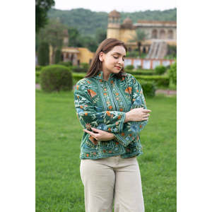 Veste courte traditionnelle d'automne en velours vert brodée Suzani, col mandarin, manches de 20 pouces, doublure réversible en lin/nylon - Product Image 6