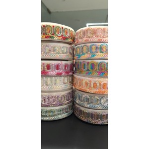 Belle garniture en dentelle brodée multicolore pour la mode ethnique et les projets de bricolage en gros directement auprès d'un fournisseur de confiance - Product Image 3