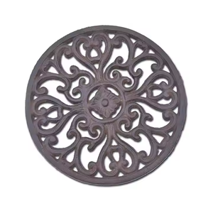 El clásico salvamanteles de metal blanco presenta un diseño cuadrado tallado a mano, perfecto para platos calientes y ollas en cualquier hogar o cocina moderna - Product Image 6