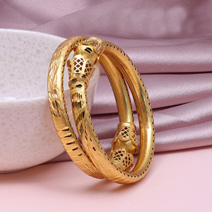 Vente en gros de modèles traditionnels et floraux Bracelet Kada plaqué or Bijoux de mode Bracelet Kada avec finition dorée - Product Image 1