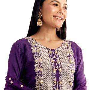 Traje púrpura Moti Threadwork Dola Silk Sharara con Organza Dupatta Traje festivo de lujo para damas - Product Image 5