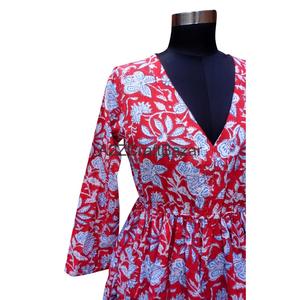 Robe courte en coton pour femme, nouveau design moderne, col en V profond, imprimé floral à la main, coupe décontractée et confortable - Product Image 2