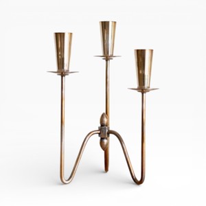 Candélabre élégant à trois bras en métal doré avec base sculpturale incurvée pour une décoration de table luxueuse et unique - Product Image 1