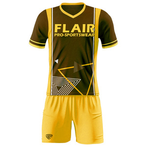 Kits de football rétro conçus sur mesure Uniformes de maillot de football pour enfants de haute qualité pour hommes - Product Image 5