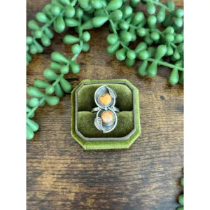 Anillo de Plata de Ley con Turquesa Mohave Hecho a Mano en el Suroeste, Talla 8.5, con Incrustaciones en Bisel, para Regalo - Product Image 1