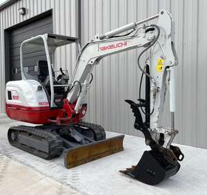 ENVÍO GRATUITO Miniexcavadora TAKEUCHI TB230 de 24 HP con Motor Diésel, Certificación EPA y CE, Sistema Hidráulico Auxiliar, 2 Velocidades, PLC - Product Image 1