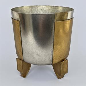 Elegante maceta de metal de dos tonos con líneas elegantes y marco sólido diseñado para hogares contemporáneos y espacios exteriores elegantes - Product Image 6