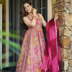 Lanzamiento del nuevo vestido de fiesta de diseñador, parte inferior y Dupatta en estilo totalmente Kali con almohadilla adjunta - Product Image 2