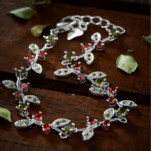 Bracciale a catena sottile in argento sterling con granato e peridoto, gioiello artigianale a forma di rosa - Product Image 2