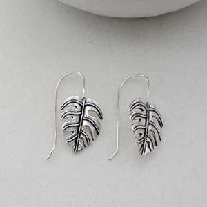 Boucle d'oreille minimaliste Monstera Dangle Gold Leaf Drop, bijoux en argent sterling végétal - Product Image 2