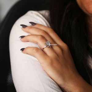 Bague de fiançailles en or massif 18 carats luxueuse pour femme - Product Image 6