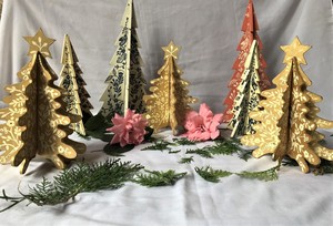 Arbre de Noël en papier Kashmiri 3D fabriqué à la main Décor de fête élégant avec détail artistique comprenant des ornements de boule et d'arbre - Product Image 3