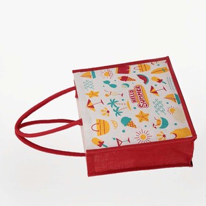 Eco-World Bags Bolsa de compras de yute rojo con asa acolchada de algodón Patrón de logotipo personalizado de tamaño mediano para regalos corporativos de viaje Más - Product Image 3