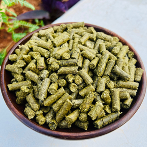 Vitamin & Nutrition rich Animal Supplements feed powdered Moringa leaves compressed to pellets for 6 to 7 cm length cattle horse