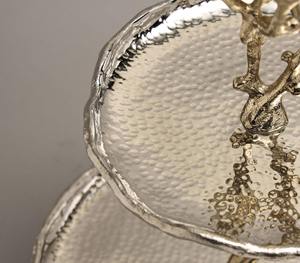 ขาตั้งเค้กโลหะ 2 ชั้น สีเงินวินเทจ พร้อมฐานลายกิ่งไม้สีทอง สำหรับงานแต่งงาน งานเลี้ยง จัดเสิร์ฟผลไม้ และเป็นของขวัญ - Product Image 3