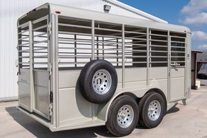 Remorque agricole de qualité supérieure à vendre, 14 pieds, trois essieux, capacité totale de 3500 kg, avec portes centrales amovibles. - Product Image 2