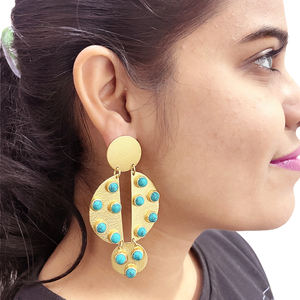 Pendientes colgantes de piedras preciosas azules, joyería de latón de diseñador chapada en oro con colgante geométrico para regalo de compromiso, incrustación de ajuste de bisel - Product Image 3