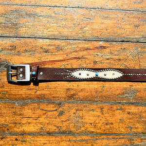 Cinturón Clásico Occidental de Cuero Genuino con Tachuelas de Estrás, Tachuelas de Cúpula Plateadas y Hebilla de Latón Macizo de 40 mm para Uso Casual - Product Image 5